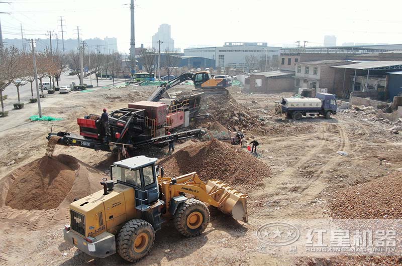 小型建筑垃圾處理移動破碎機(jī)現(xiàn)場 小型建筑垃圾處理移動破碎機(jī)現(xiàn)場
