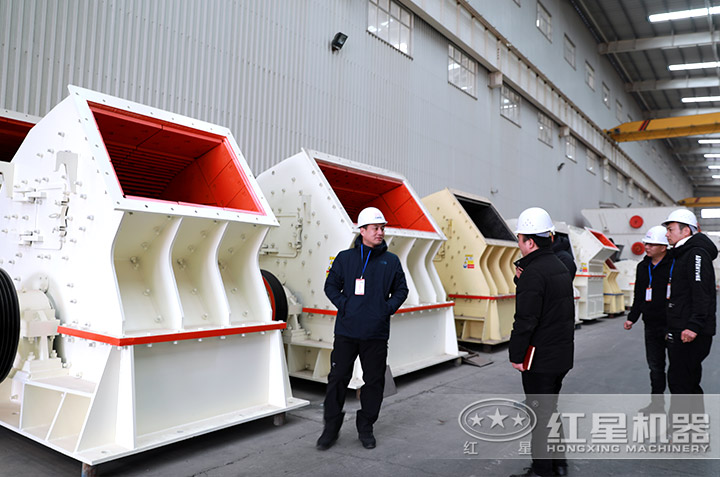 客戶參觀重錘式破碎機車間 客戶參觀重錘式破碎機車間
