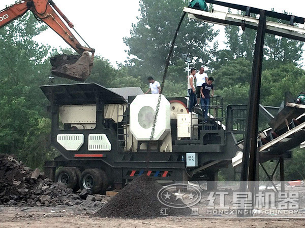 車載移動建筑垃圾破碎機(jī)現(xiàn)場作業(yè) 車載移動建筑垃圾破碎機(jī)現(xiàn)場作業(yè)