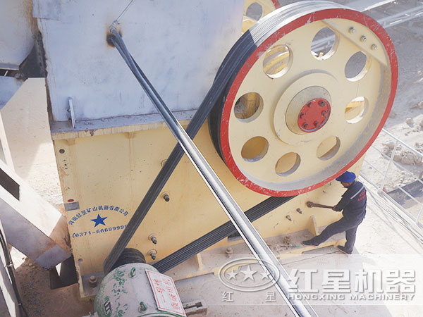 顎式破碎機(jī)現(xiàn)場(chǎng)作業(yè) 顎式破碎機(jī)現(xiàn)場(chǎng)作業(yè)