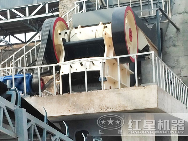 鵝卵石顎式破碎機現場作業 鵝卵石顎式破碎機現場作業