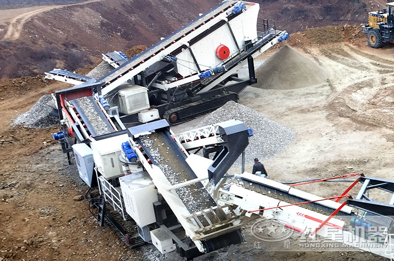 履帶移動碎石現場 履帶移動碎石現場