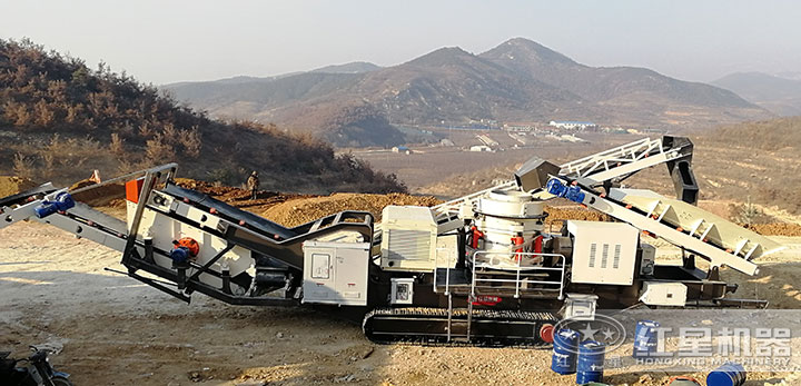 履帶移動碎石現場 履帶移動碎石現場