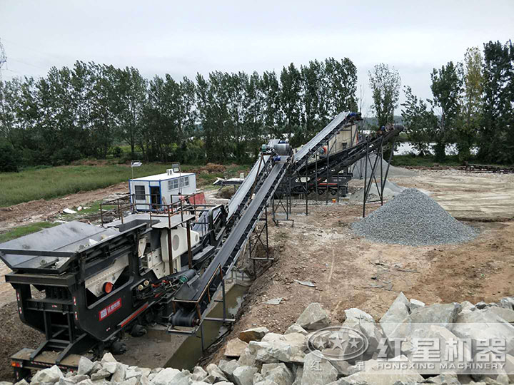 流動式破碎機生產(chǎn)現(xiàn)場 流動式破碎機生產(chǎn)現(xiàn)場