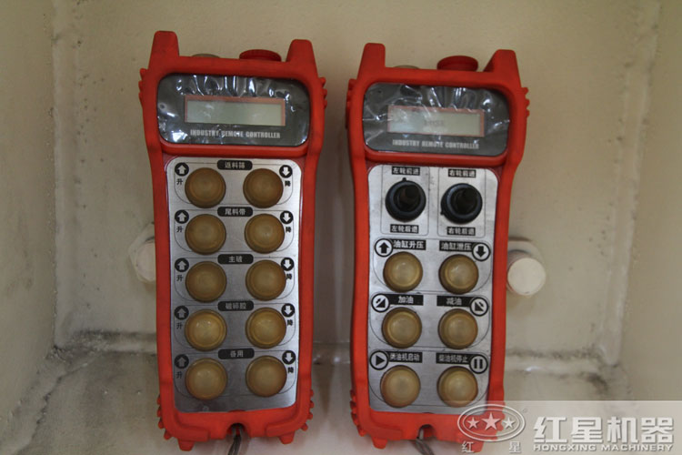 小小遙控器就能操控一臺自行式建筑垃圾破碎機 小小遙控器就能操控一臺自行式建筑垃圾破碎機
