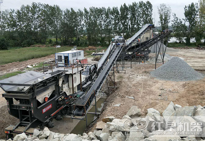 兩臺移動粉碎機聯合作業現場 兩臺移動粉碎機聯合作業現場