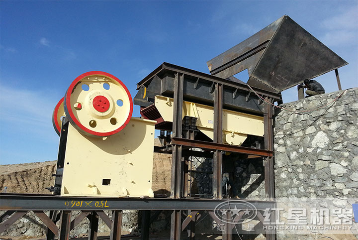 玄武巖顎式破碎機(jī)現(xiàn)場(chǎng) 玄武巖顎式破碎機(jī)現(xiàn)場(chǎng)