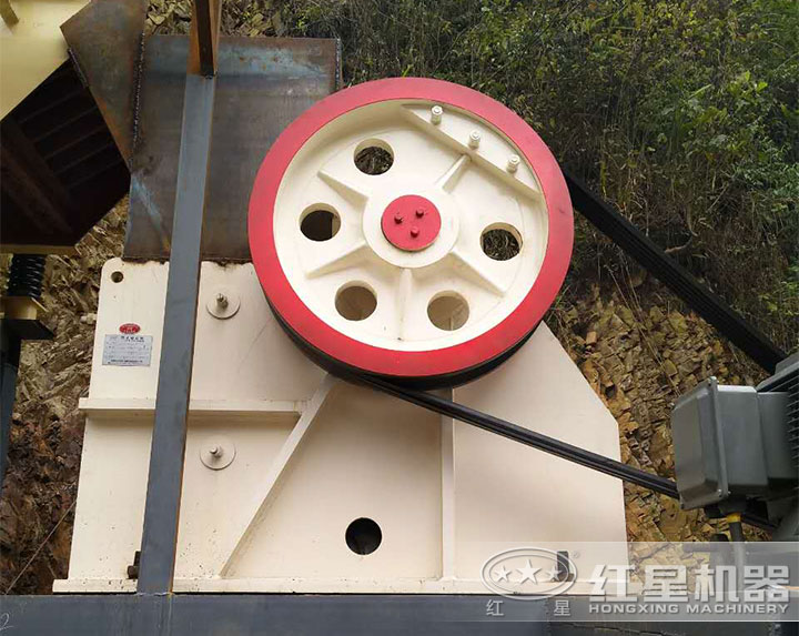 玄武巖顎式破碎機(jī)現(xiàn)場(chǎng) 玄武巖顎式破碎機(jī)現(xiàn)場(chǎng)