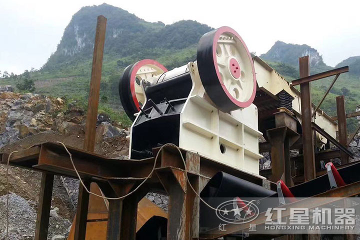 玄武巖顎式破碎機(jī)現(xiàn)場(chǎng) 玄武巖顎式破碎機(jī)現(xiàn)場(chǎng)
