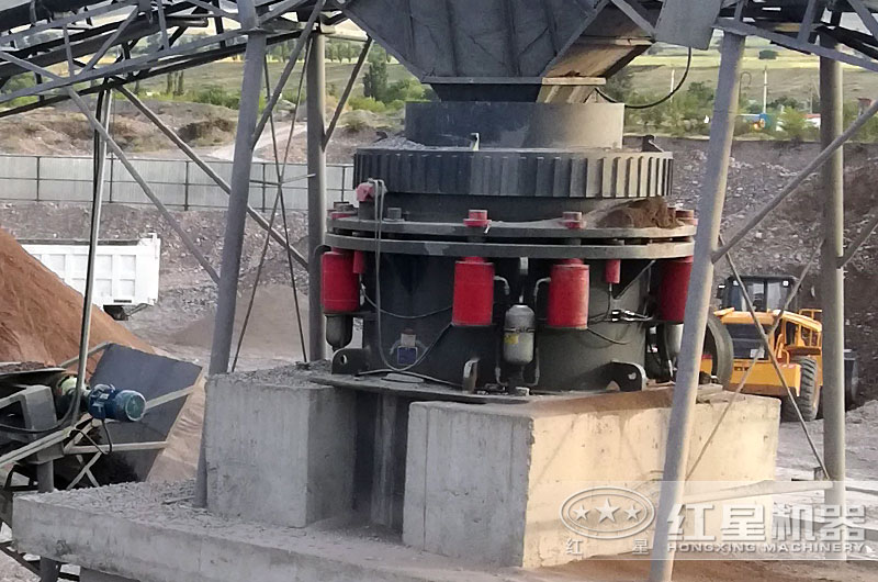 圓錐破碎機(jī)作業(yè)現(xiàn)場 圓錐破碎機(jī)作業(yè)現(xiàn)場