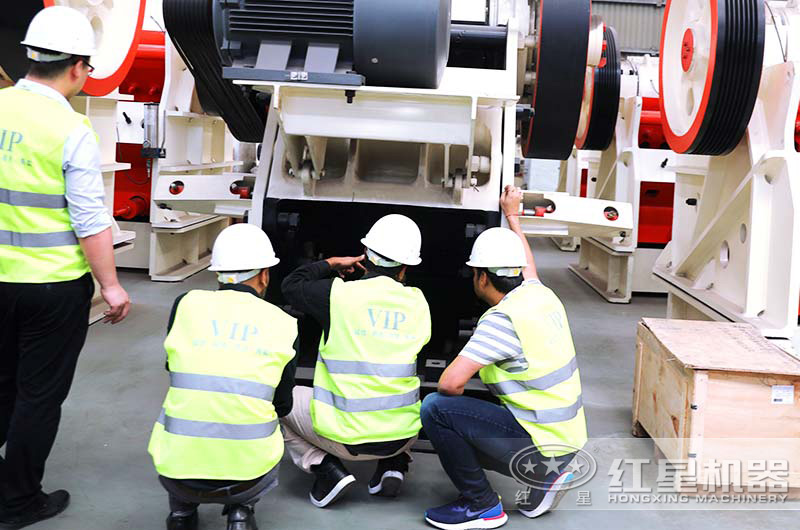客戶在破碎機(jī)車間參觀 客戶在破碎機(jī)車間參觀