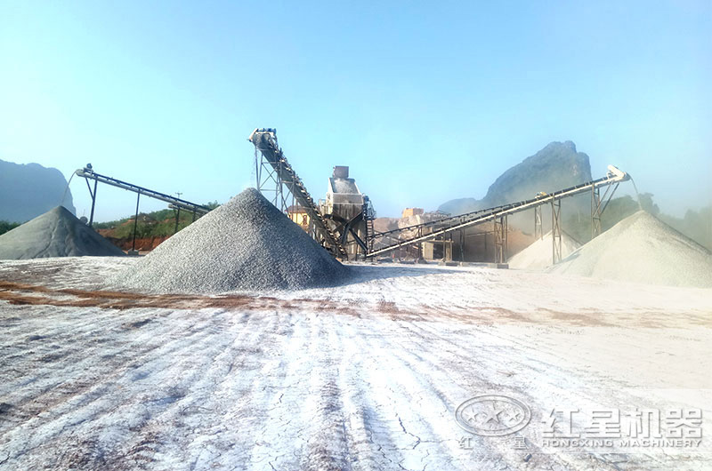 石頭加工成不同規格的沙子現場 石頭加工成不同規格的沙子現場