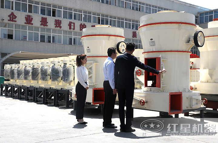 用戶到廠考察雷蒙磨粉機 用戶到廠考察雷蒙磨粉機