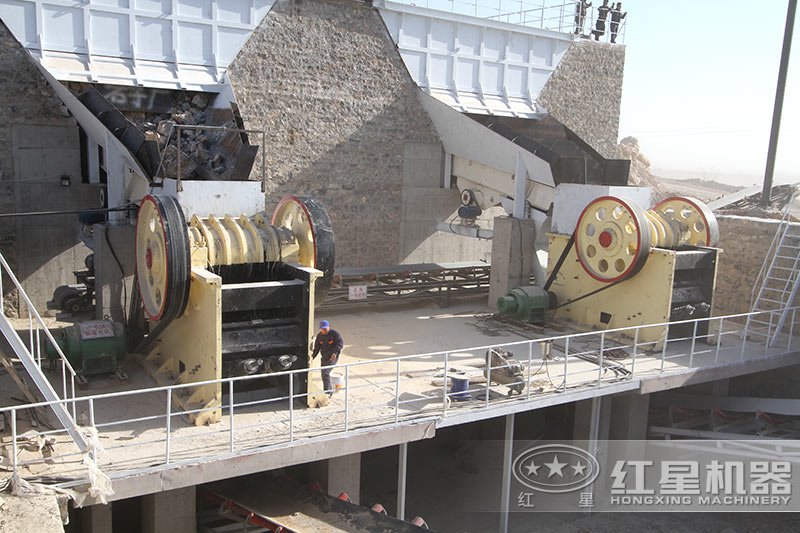 石膏顎式破碎機(jī)作業(yè)現(xiàn)場 石膏顎式破碎機(jī)作業(yè)現(xiàn)場