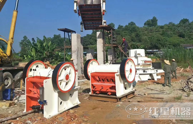 小型治沙機(jī)設(shè)備安裝現(xiàn)場(chǎng) 小型治沙機(jī)設(shè)備安裝現(xiàn)場(chǎng)