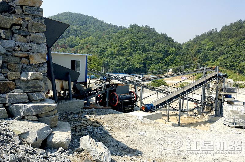 顎式細破碎機破碎現場,搭配制砂機使用 顎式細破碎機破碎現場,搭配制砂機使用