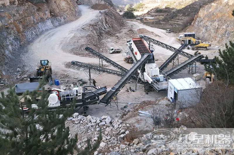 礦山碎石機作業現場 礦山碎石機作業現場